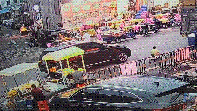 太吓人了！东莞小孩闹市被车碾压！