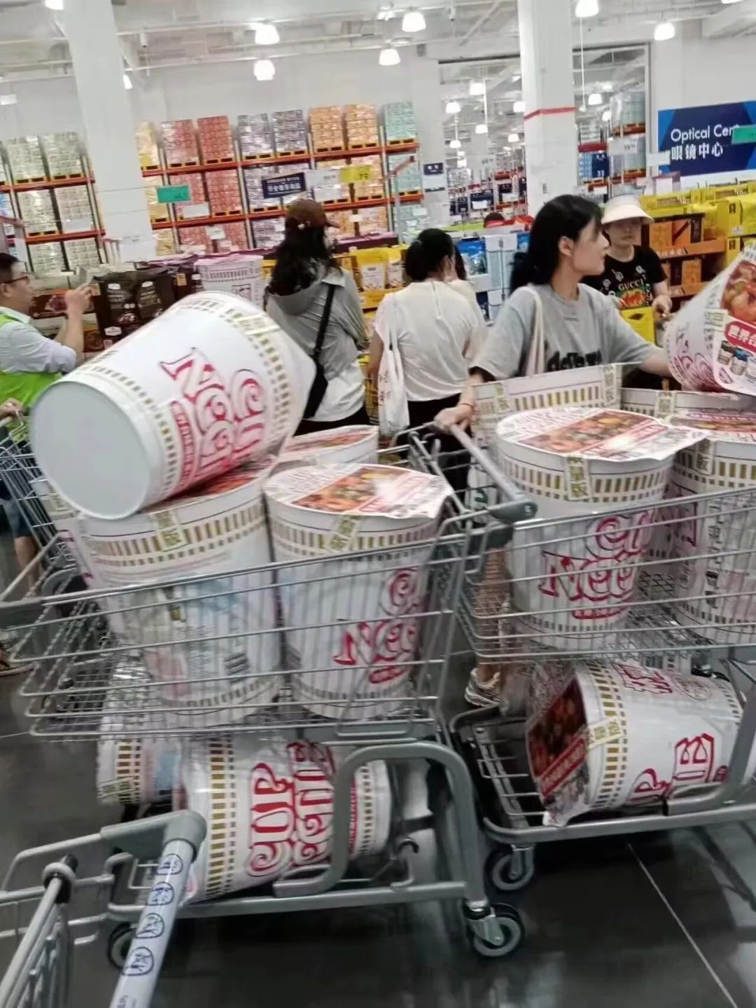 一桶方便面卖500元，还遭疯抢？网友：看不懂