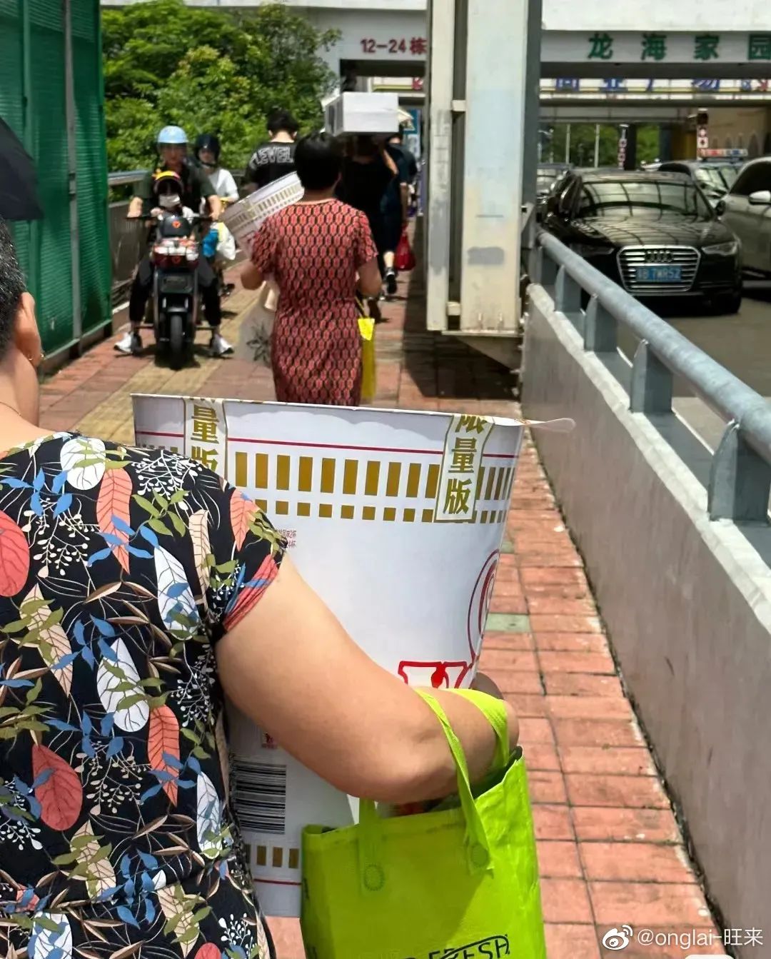 一桶方便面卖500元，还遭疯抢？网友：看不懂