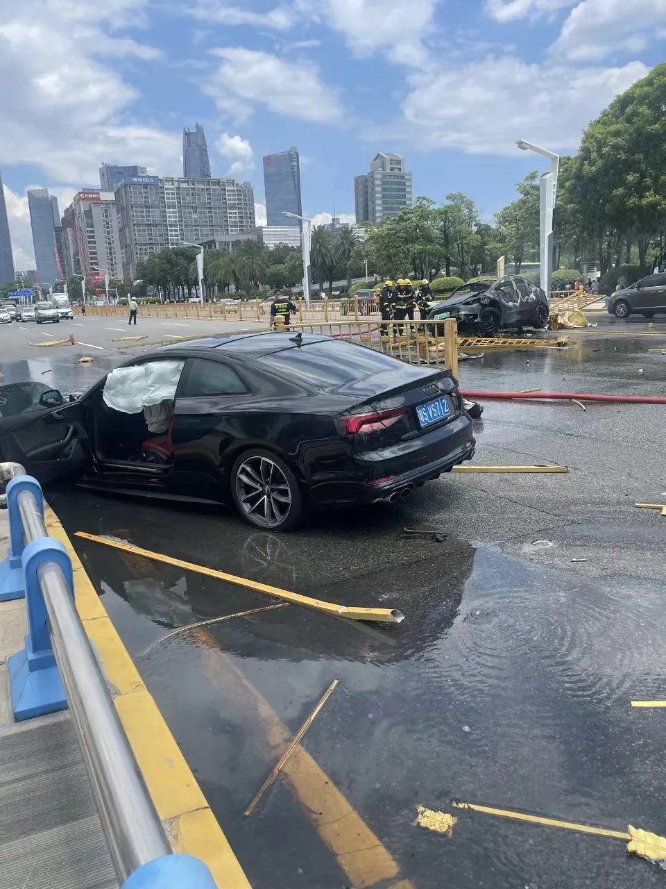 突发！东莞发生一特斯拉自燃！现场浓烟滚滚！烧得只剩框架！
