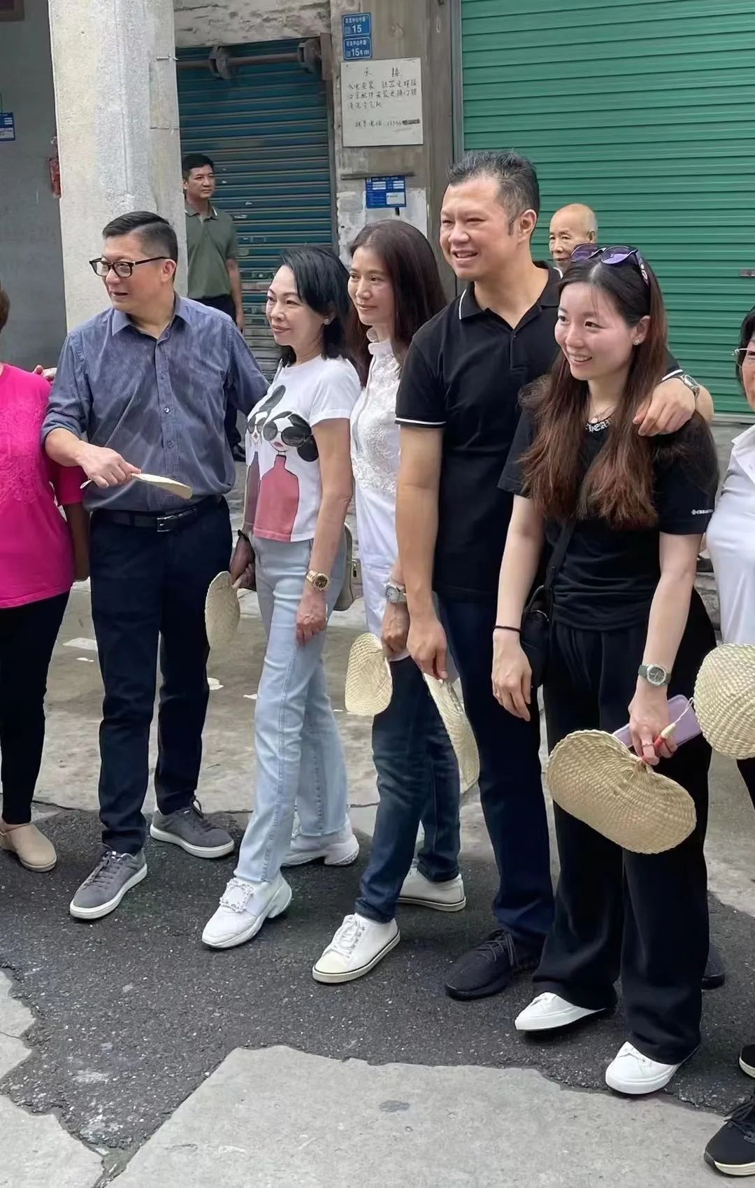 刷爆朋友圈！香港大牌明星惊现东莞街头！你见到吗？