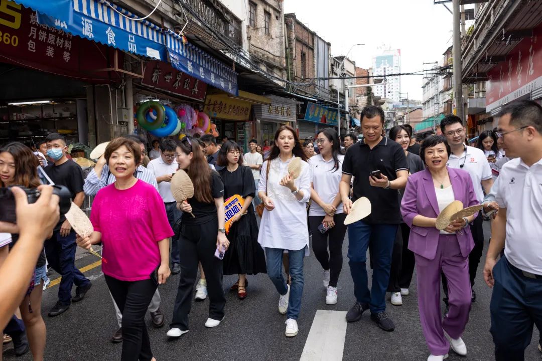 刷爆朋友圈！香港大牌明星惊现东莞街头！你见到吗？
