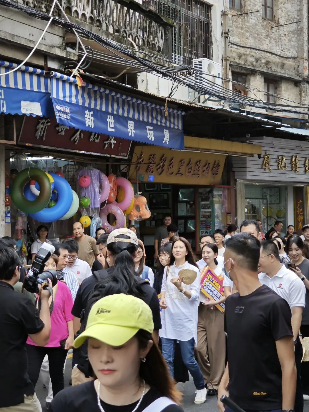 刷爆朋友圈！香港大牌明星惊现东莞街头！你见到吗？