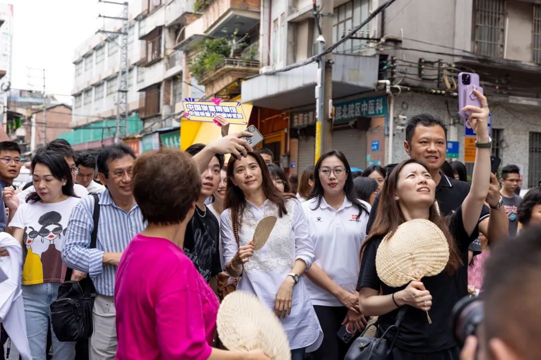 刷爆朋友圈！香港大牌明星惊现东莞街头！你见到吗？