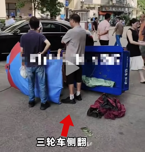突发！东莞一地发生车祸！现场五车连撞！还有一辆侧翻……