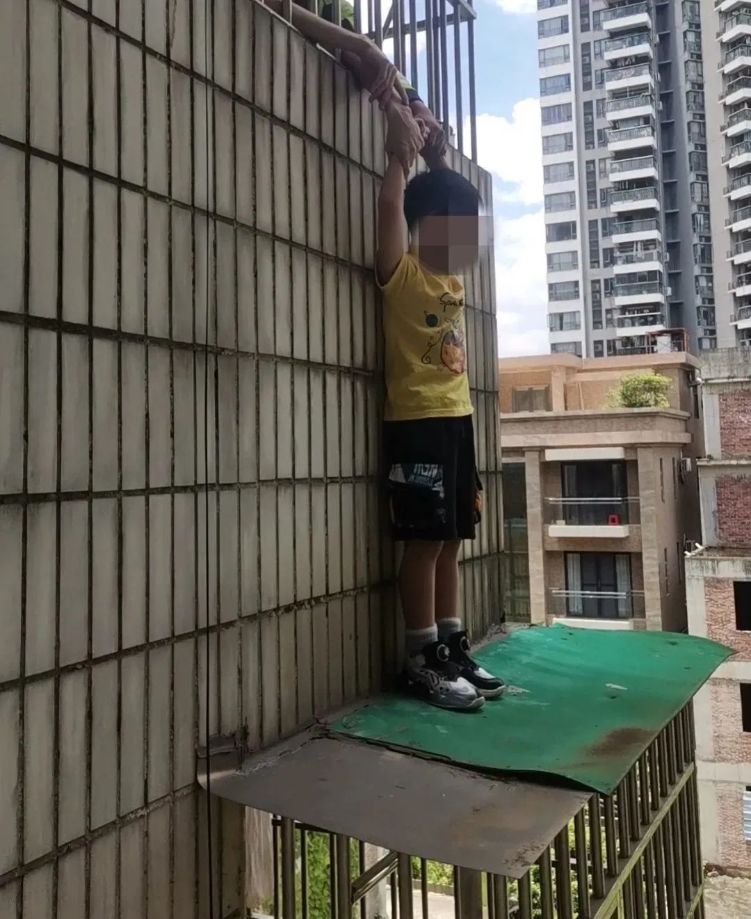 【惊险】东莞一男童翻出阳台险坠楼，结果……