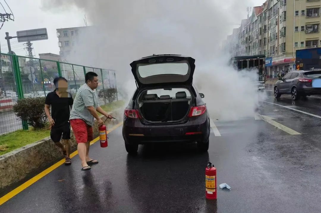 事发东莞！一小车突然自燃……