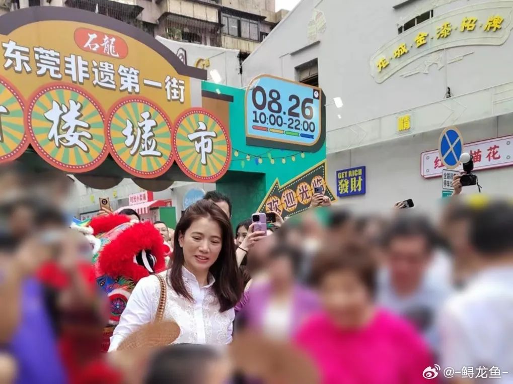 刷爆朋友圈！香港大牌明星惊现东莞街头！你见到吗？
