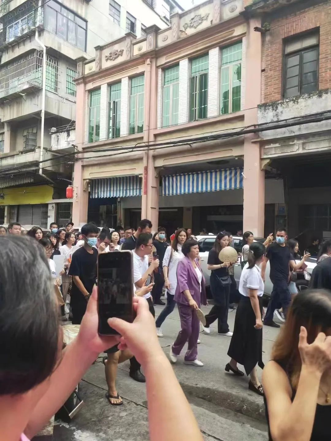 刷爆朋友圈！香港大牌明星惊现东莞街头！你见到吗？