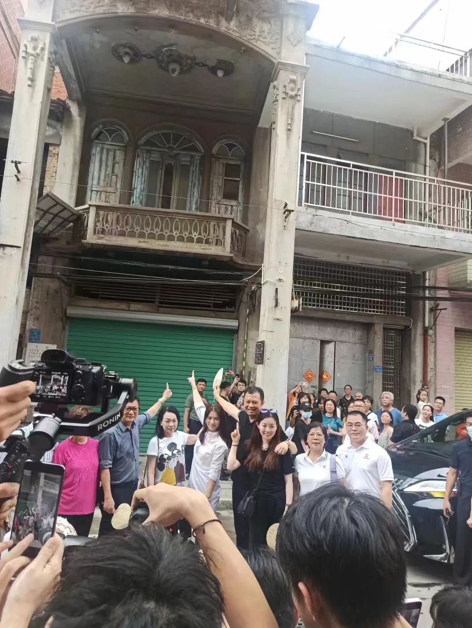 刷爆朋友圈！香港大牌明星惊现东莞街头！你见到吗？