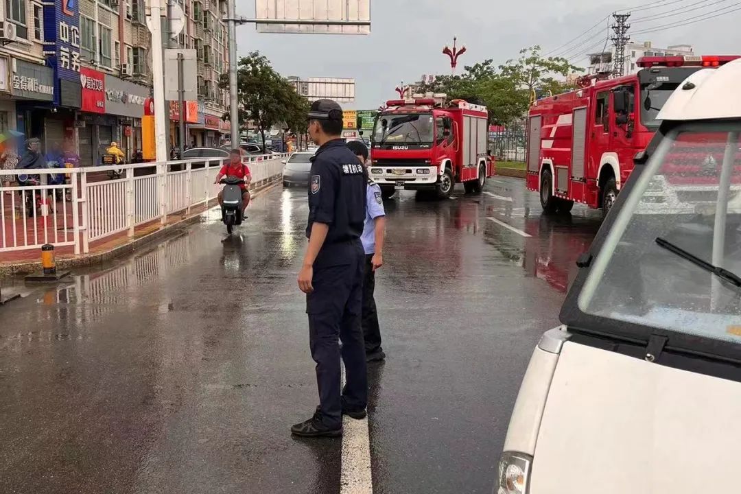 事发东莞！一小车突然自燃……