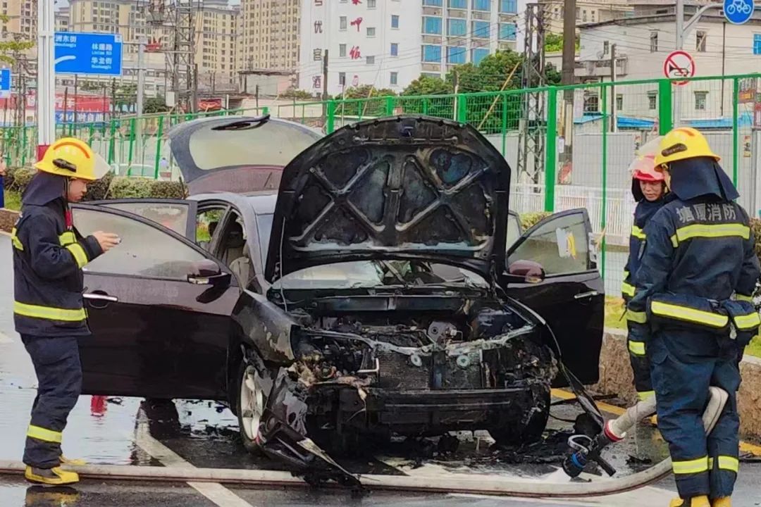 事发东莞！一小车突然自燃……