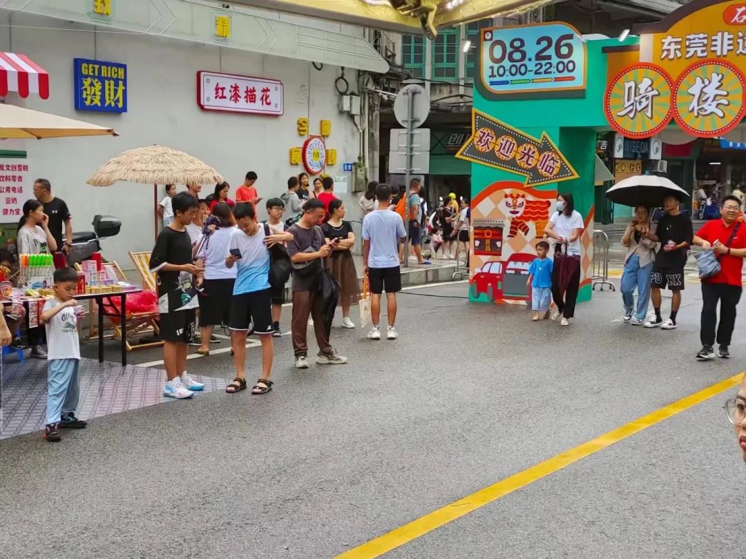 刷爆朋友圈！香港大牌明星惊现东莞街头！你见到吗？