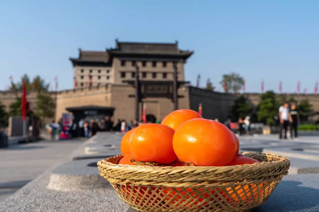 8.9元/箱秒杀，陕西特产火晶柿子上市啦！蜜汁爆满舌尖，甜蜜又滋润，一想到就口舌生津！"