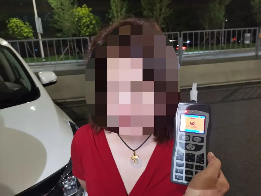 傻眼！东莞一女子醉驾被查，老公却偷偷做这件事……