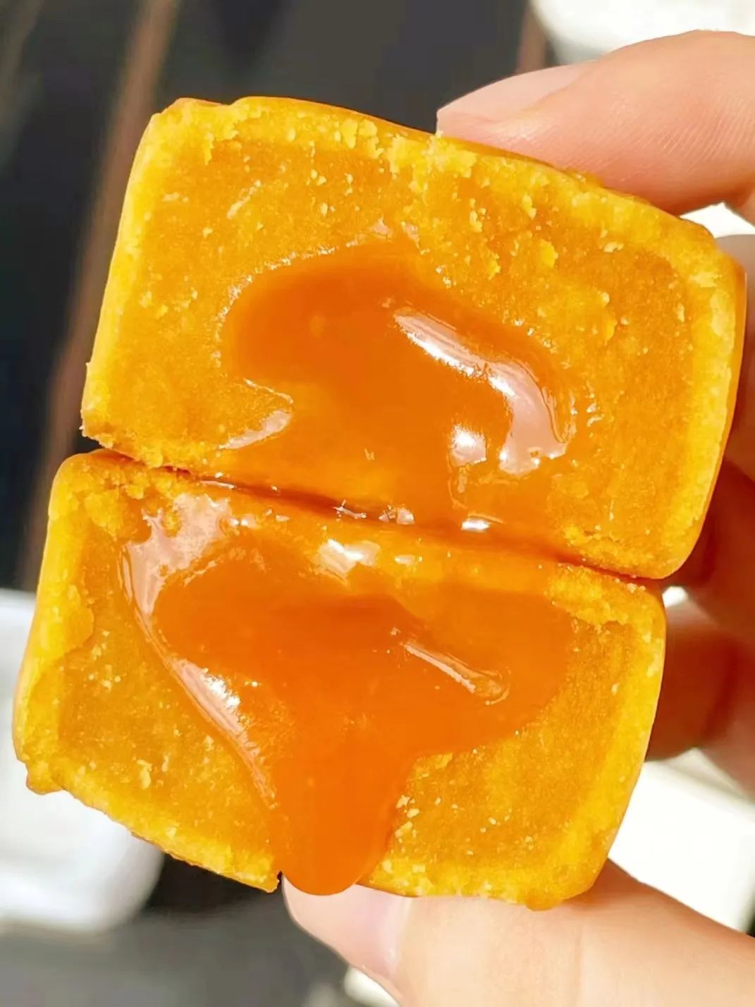 热卖2.6W！中秋爆款「流心奶黄月饼」！一口爆浆满口香，送人超大气！