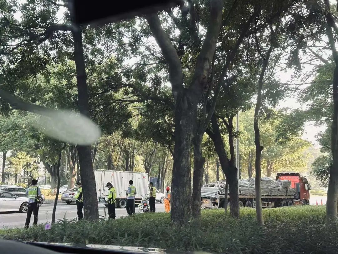 突发! 东莞这条路大大大塞车! 很多人的全勤奖没了...