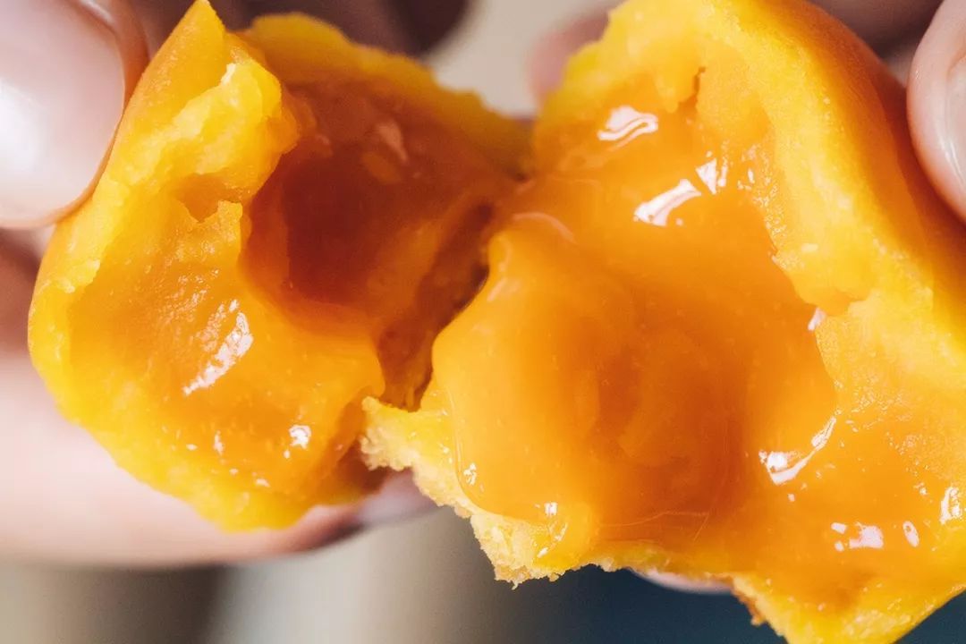 热卖2.6W！中秋爆款「流心奶黄月饼」！一口爆浆满口香，送人超大气！