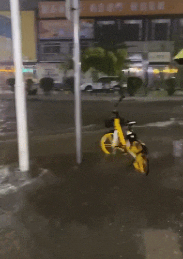 紧急通知！今日停课！超20个镇街暴雨红色预警！水深没过厂房！暴雨持续到.....