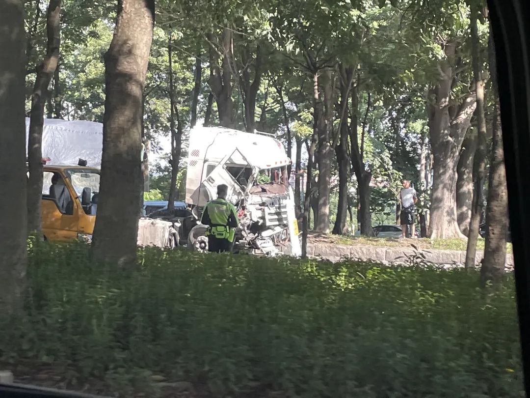 突发! 东莞这条路大大大塞车! 很多人的全勤奖没了...