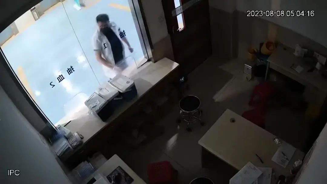 傻眼！东莞一女子醉驾被查，老公却偷偷做这件事……