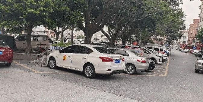 东莞人的车被贴双面胶！吵翻天了！