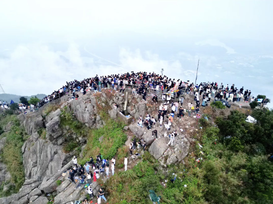 什么情况？好几百人聚集在东莞这个地方！究竟发生了什么事？