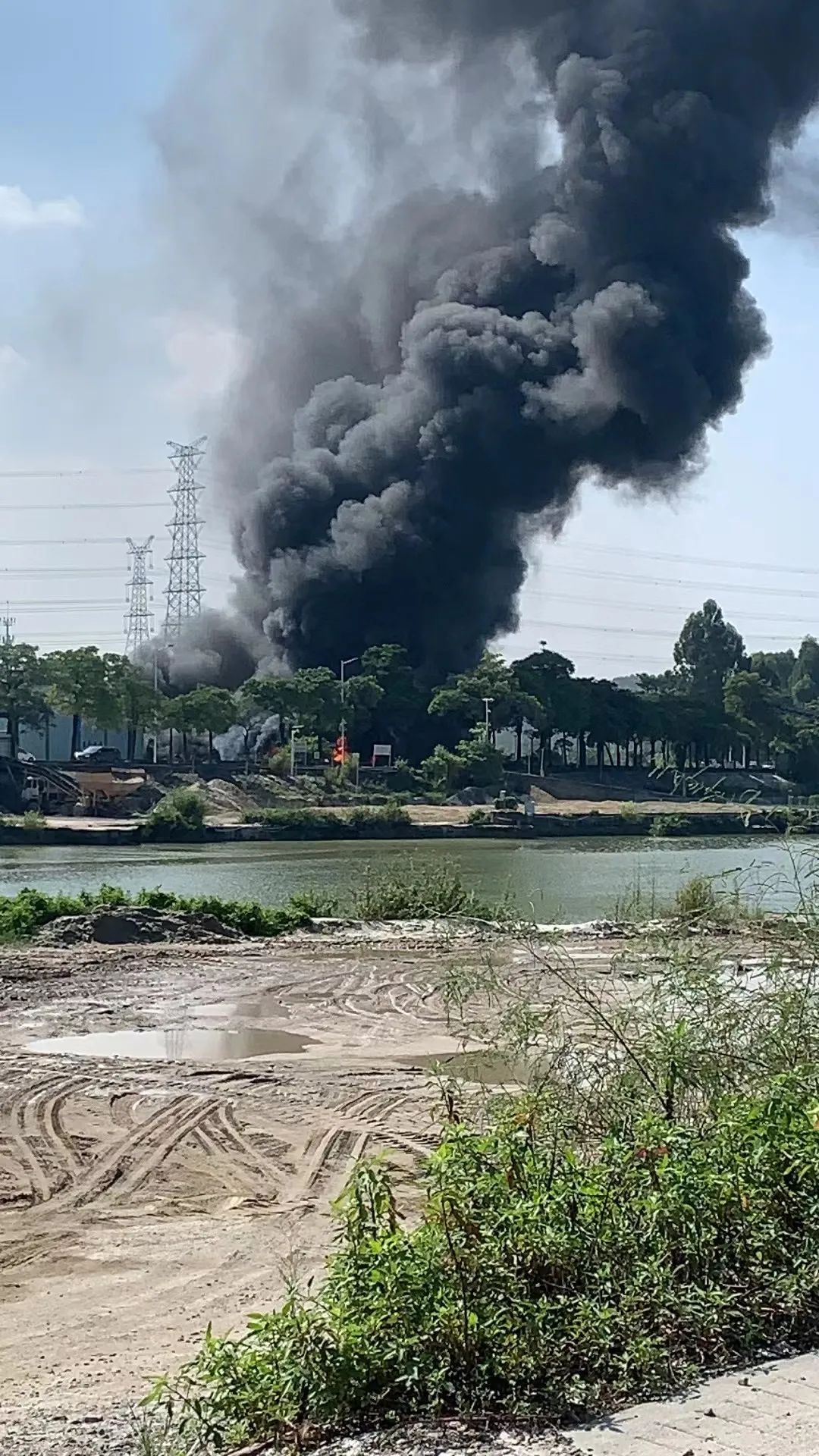 突发！东莞一建筑发生火灾！浓烟滚滚！最新警情通报！