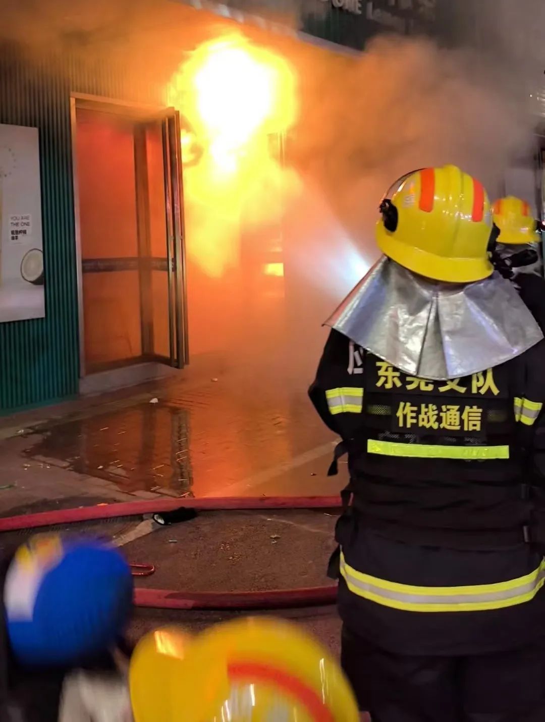 事发东莞！店铺凌晨燃起熊熊烈火!浓烟滚滚!东莞消防紧急提醒!