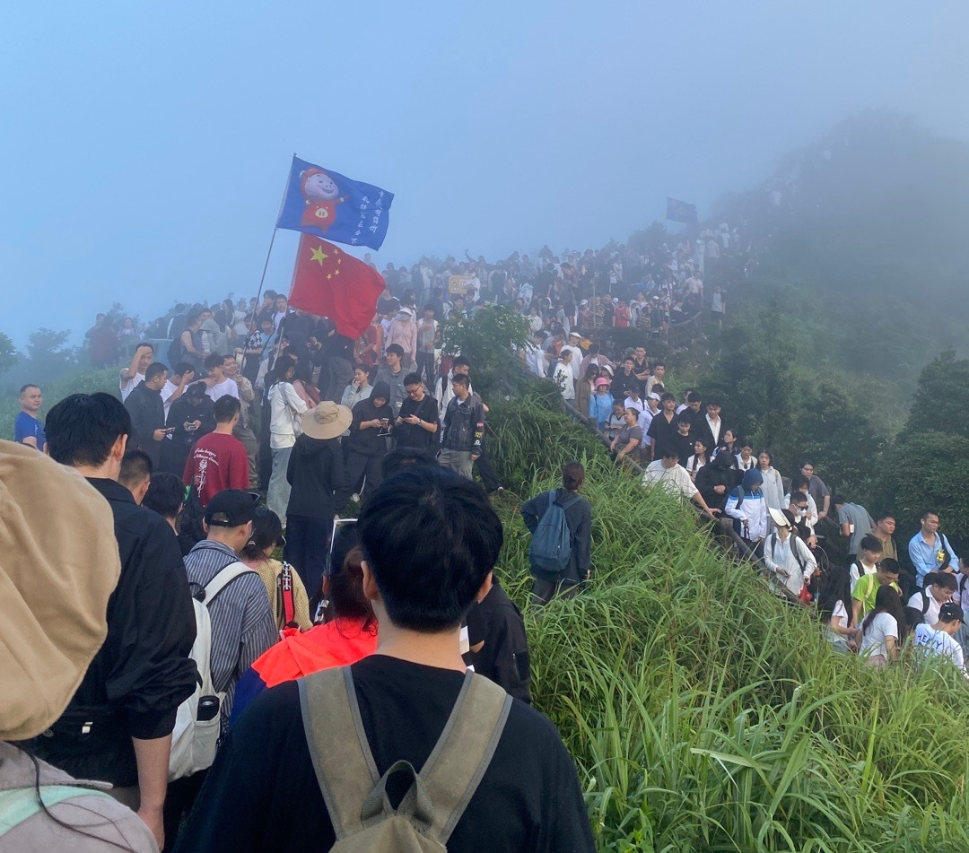 什么情况？好几百人聚集在东莞这个地方！究竟发生了什么事？