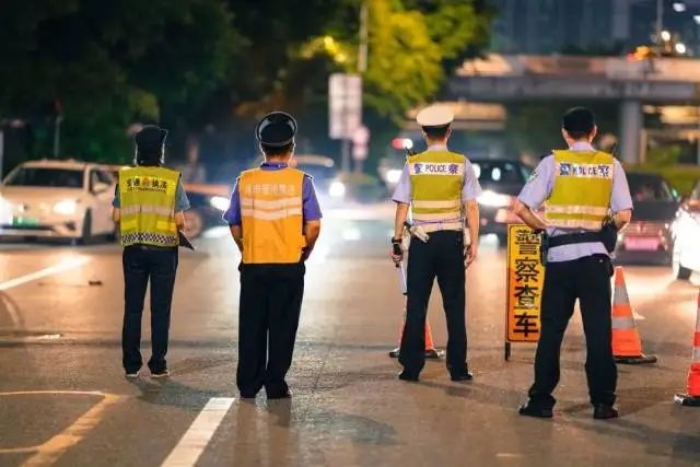 小时开10公里、高速上全是“聪明人”？假期返程高峰来了，交警提醒→"
