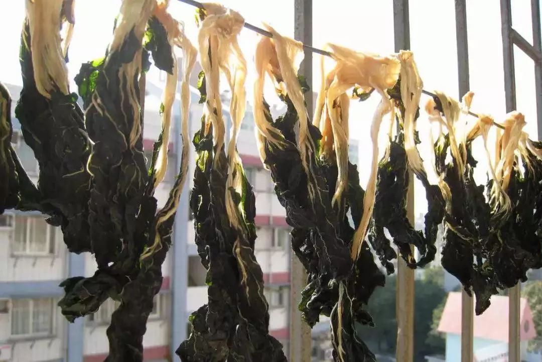 最近东莞人的阳台，密密麻麻挂满这东西！街坊直言：味道很大！