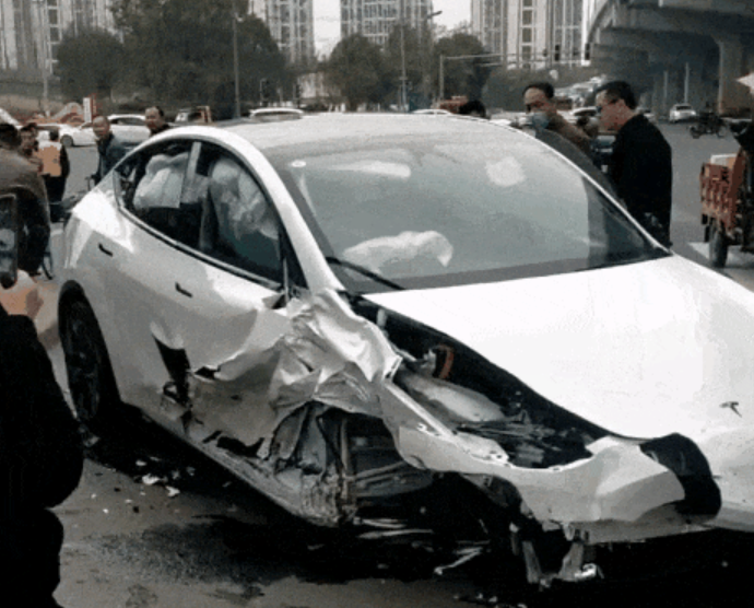 特斯拉又出事了！连撞11车！官方回应