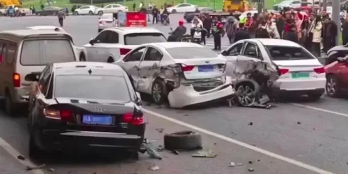特斯拉又出事了！连撞11车！官方回应