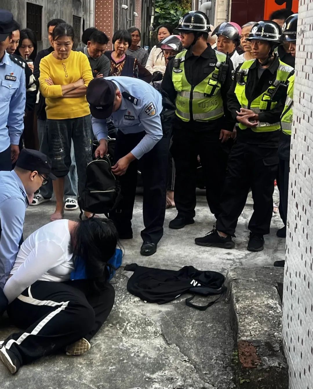 广东：邱某（女，32岁），当街被抓！