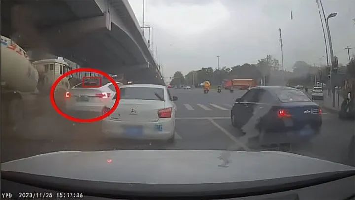 特斯拉又出事了！连撞11车！官方回应