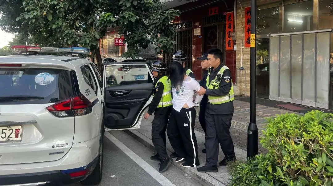 广东：邱某（女，32岁），当街被抓！