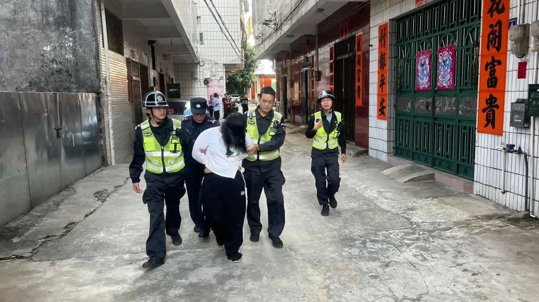 广东：邱某（女，32岁），当街被抓！