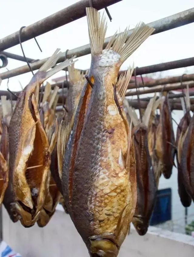 最近东莞人的阳台，密密麻麻挂满这东西！街坊直言：味道很大！