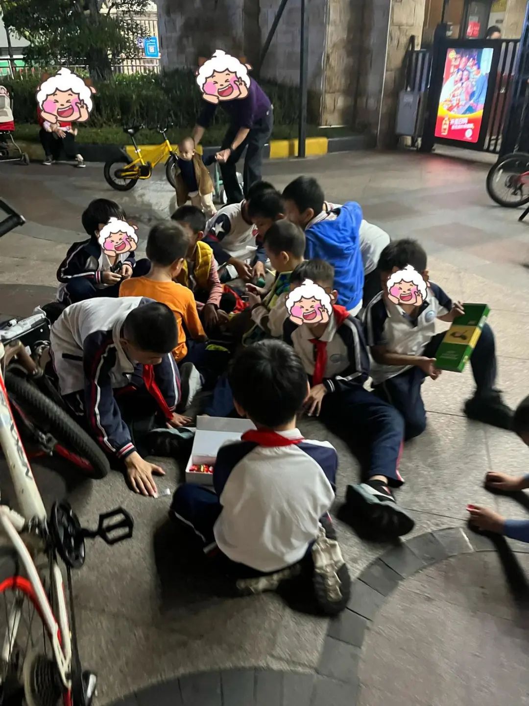 翻找垃圾桶、问陌生人要……很多东莞小学生沉迷上瘾！
