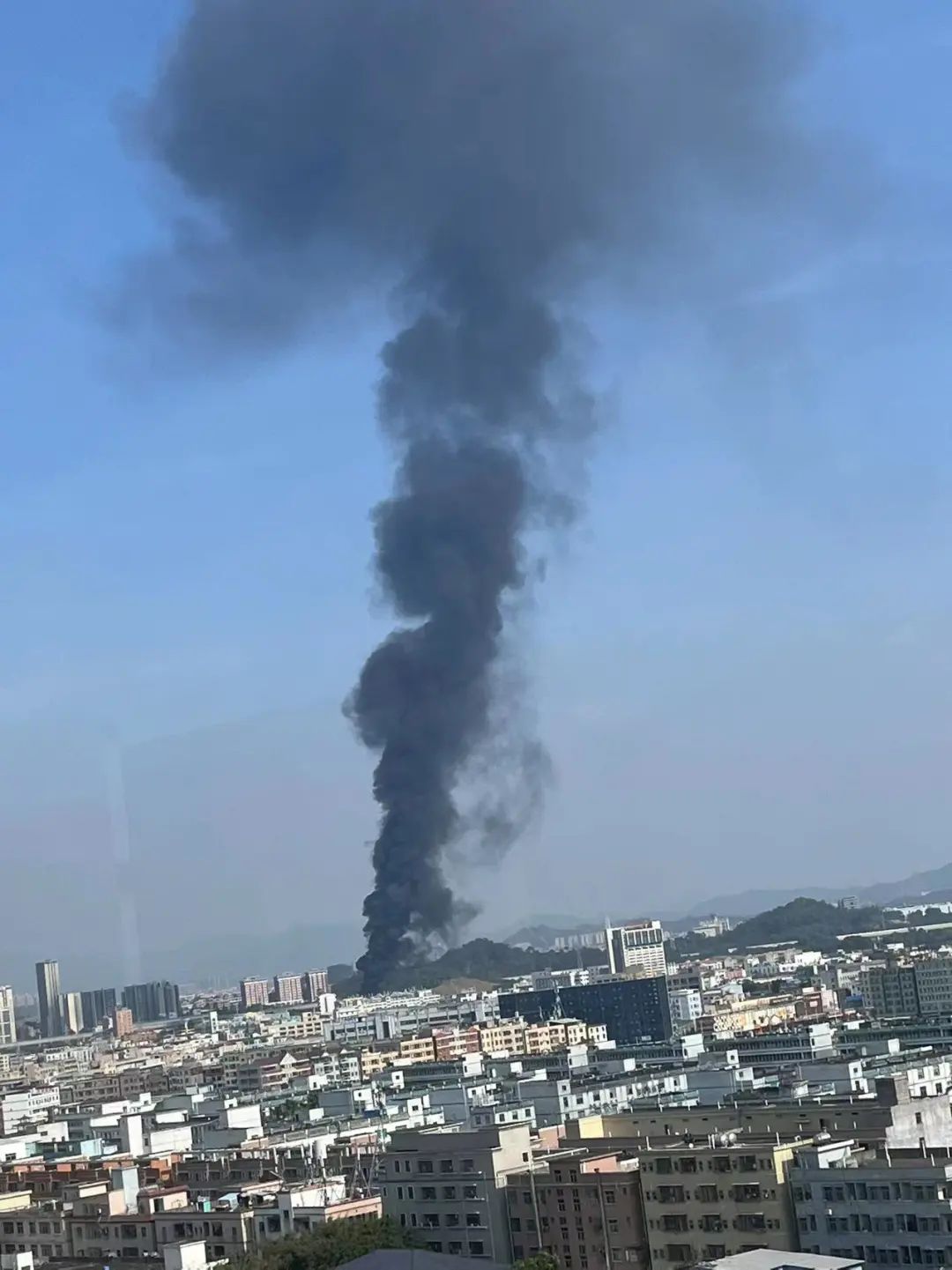 火光冲天！东莞一工厂发生火情！现场浓烟滚滚！