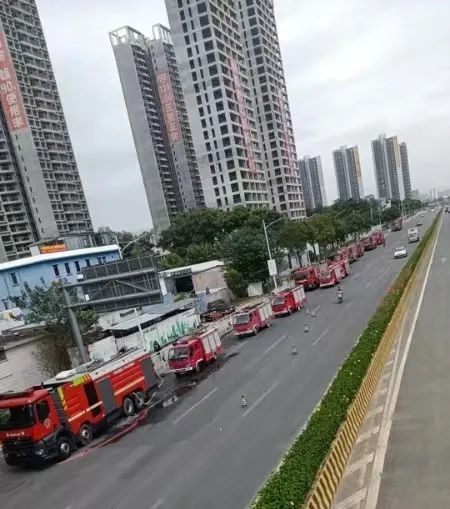 火光冲天！东莞一工厂发生火情！现场浓烟滚滚！