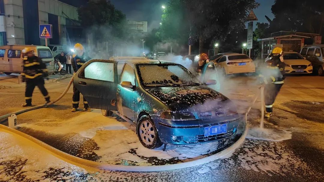 突发！东莞街头一小车自燃！司机当时…