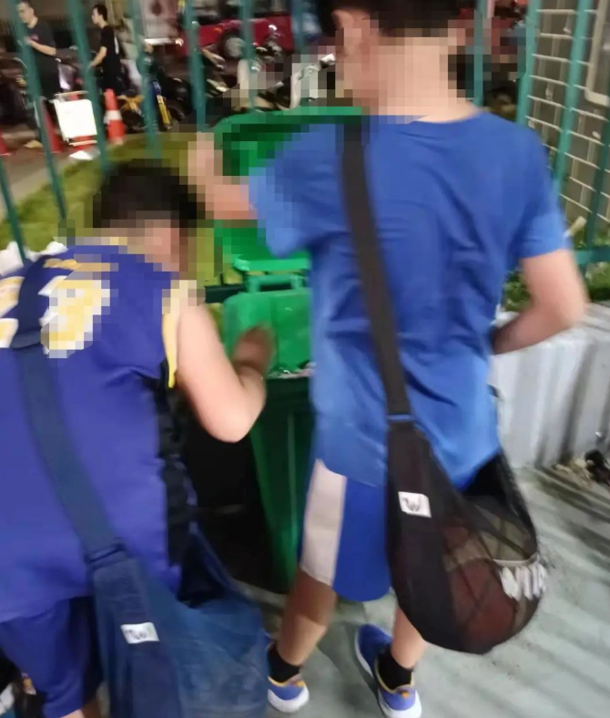 翻找垃圾桶、问陌生人要……很多东莞小学生沉迷上瘾！