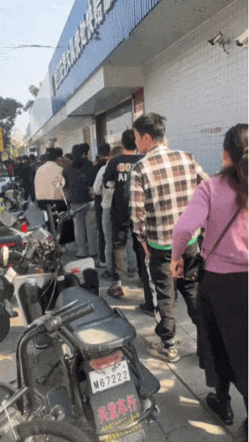 突然！东莞路边惊现多人排长队，到底怎么回事？