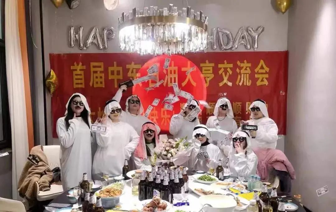 东莞人年底聚会，不拉个横幅都没人知道吃尾牙！