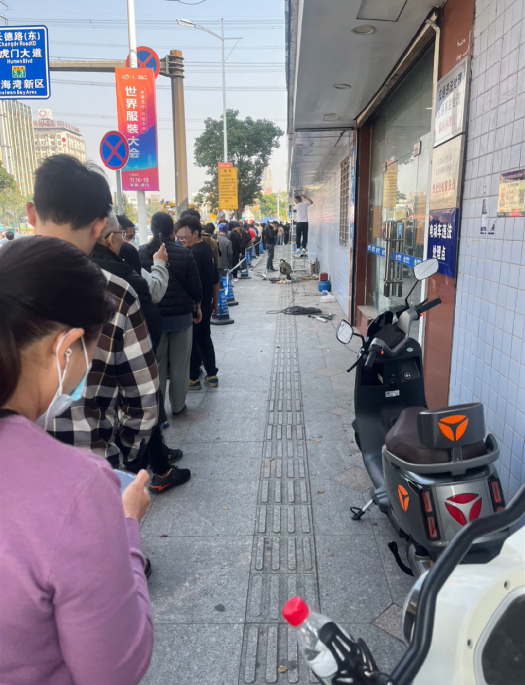 突然！东莞路边惊现多人排长队，到底怎么回事？
