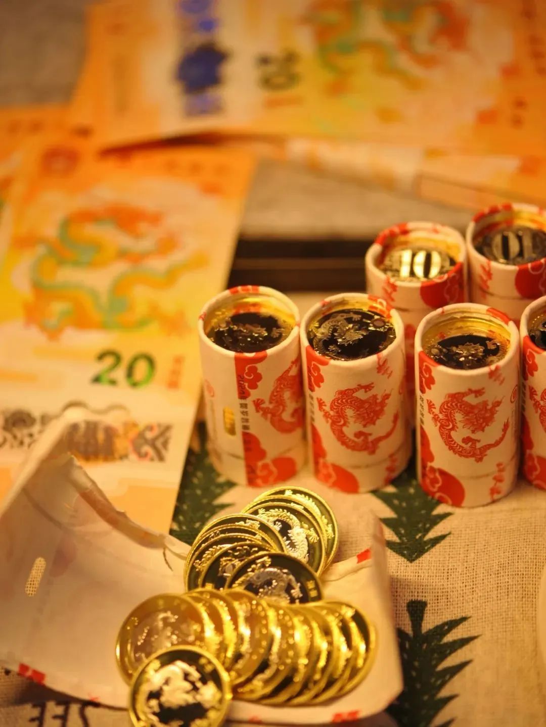 龙年纪念币钞火热兑换中，价格如何了？将成为今年春节送礼和红包的重要选择！