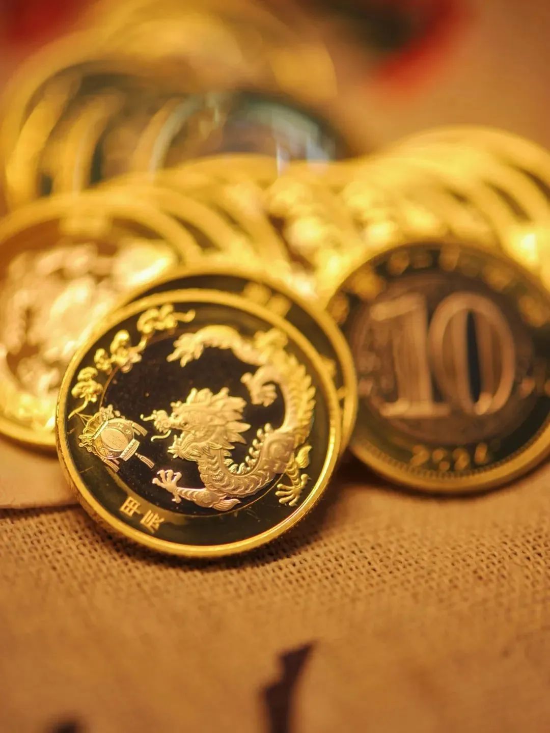 龙年纪念币钞火热兑换中，价格如何了？将成为今年春节送礼和红包的重要选择！