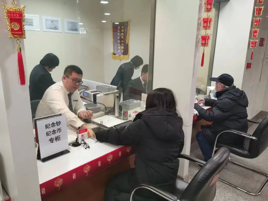 龙年纪念币钞火热兑换中，价格如何了？将成为今年春节送礼和红包的重要选择！